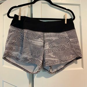 Lululemon Speed Up Mid-Rise short 4”